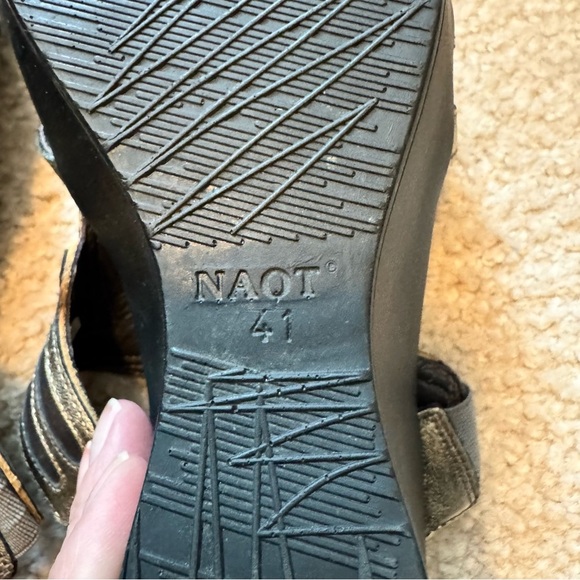 Naot Womens Gray Metallic Wedge T-Strap Sandals - Picture 5 of 6